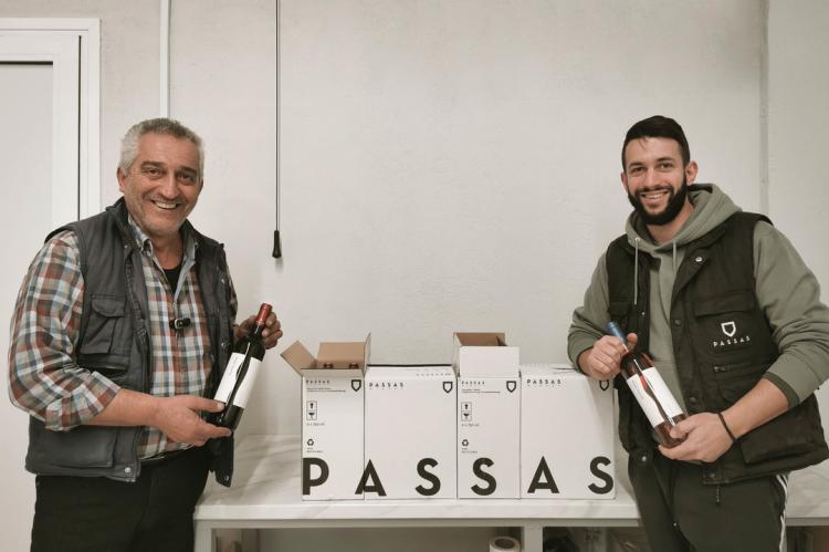 Το ena του Σταύρου Αμοιρά στην οινοποιία Passas Winery του Κυριάκου Παπαδόπουλου. (φώτο)