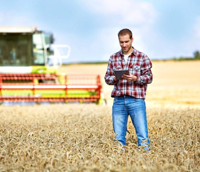farmer-combine-computer-517466313-Thinkstock